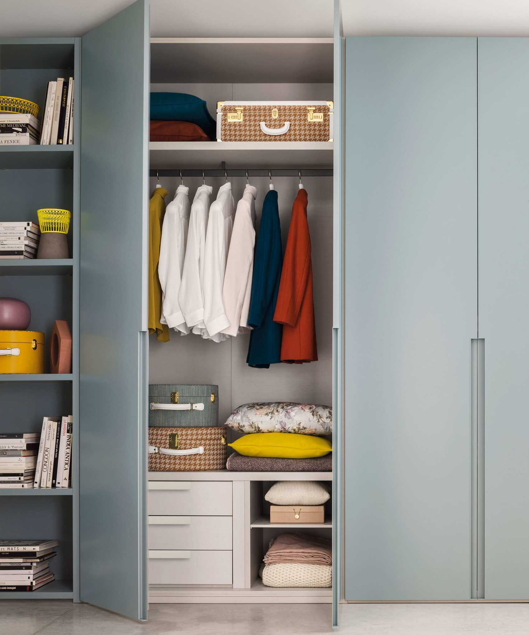 closet with hanging space and shelves