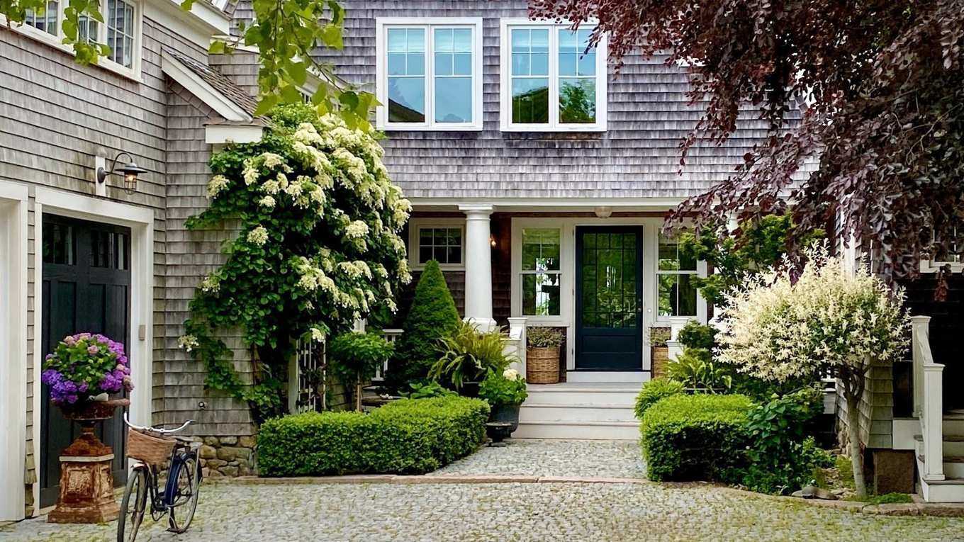 20 Spring Porch Decorations to Refresh Your Entrance for 'The Prettiest Season of the Year'