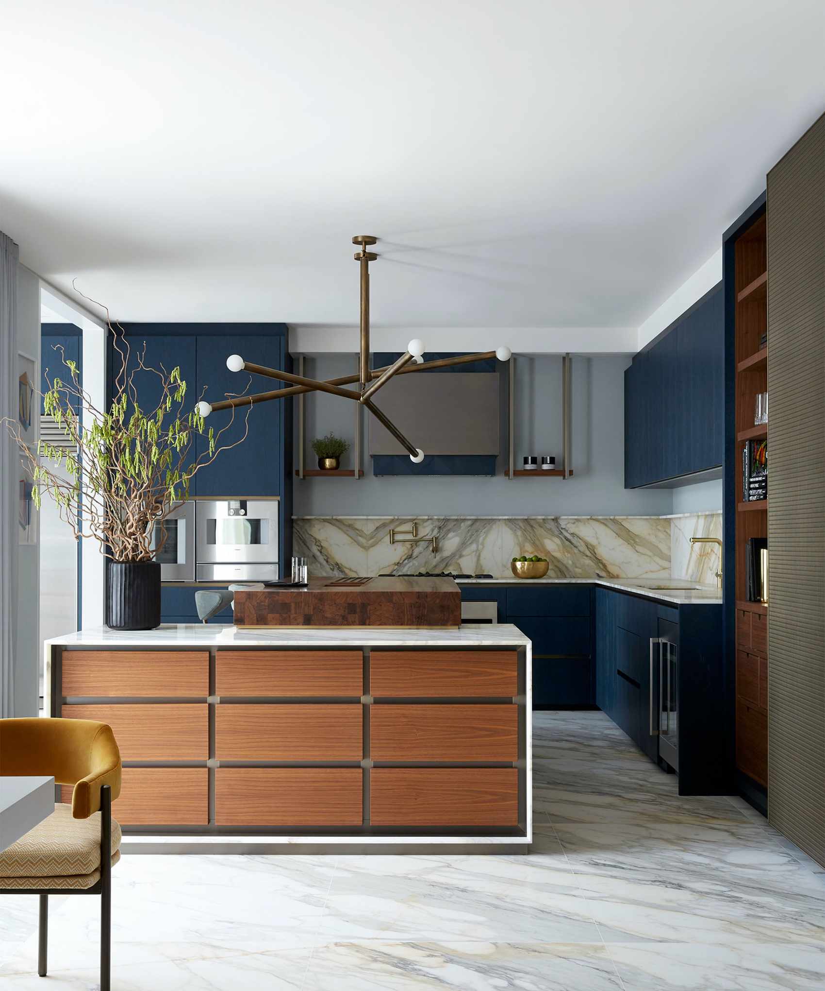 Kitchen with island and dramatic splashback