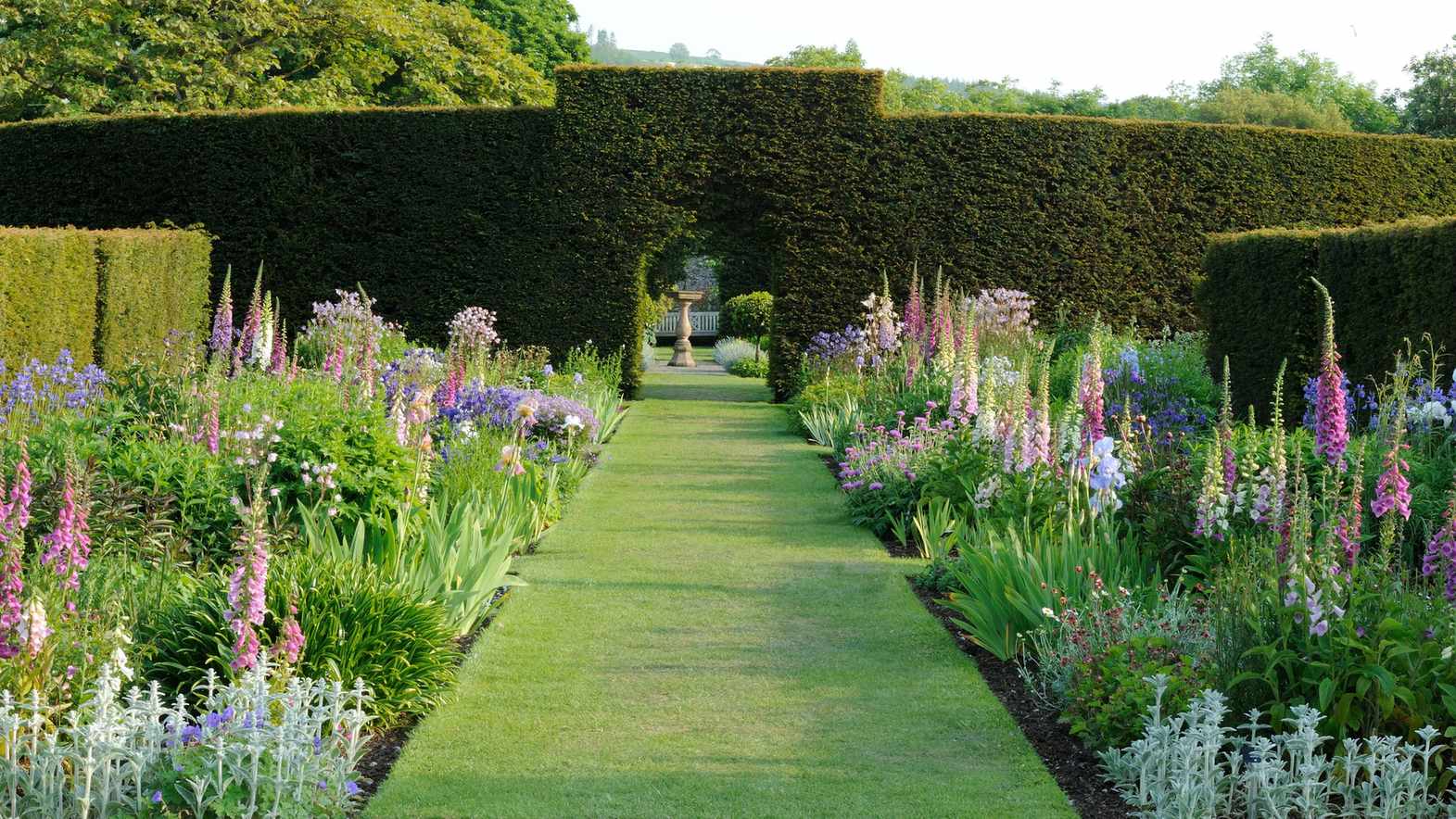 Flower bed ideas – beautiful ways to create floral displays in your garden