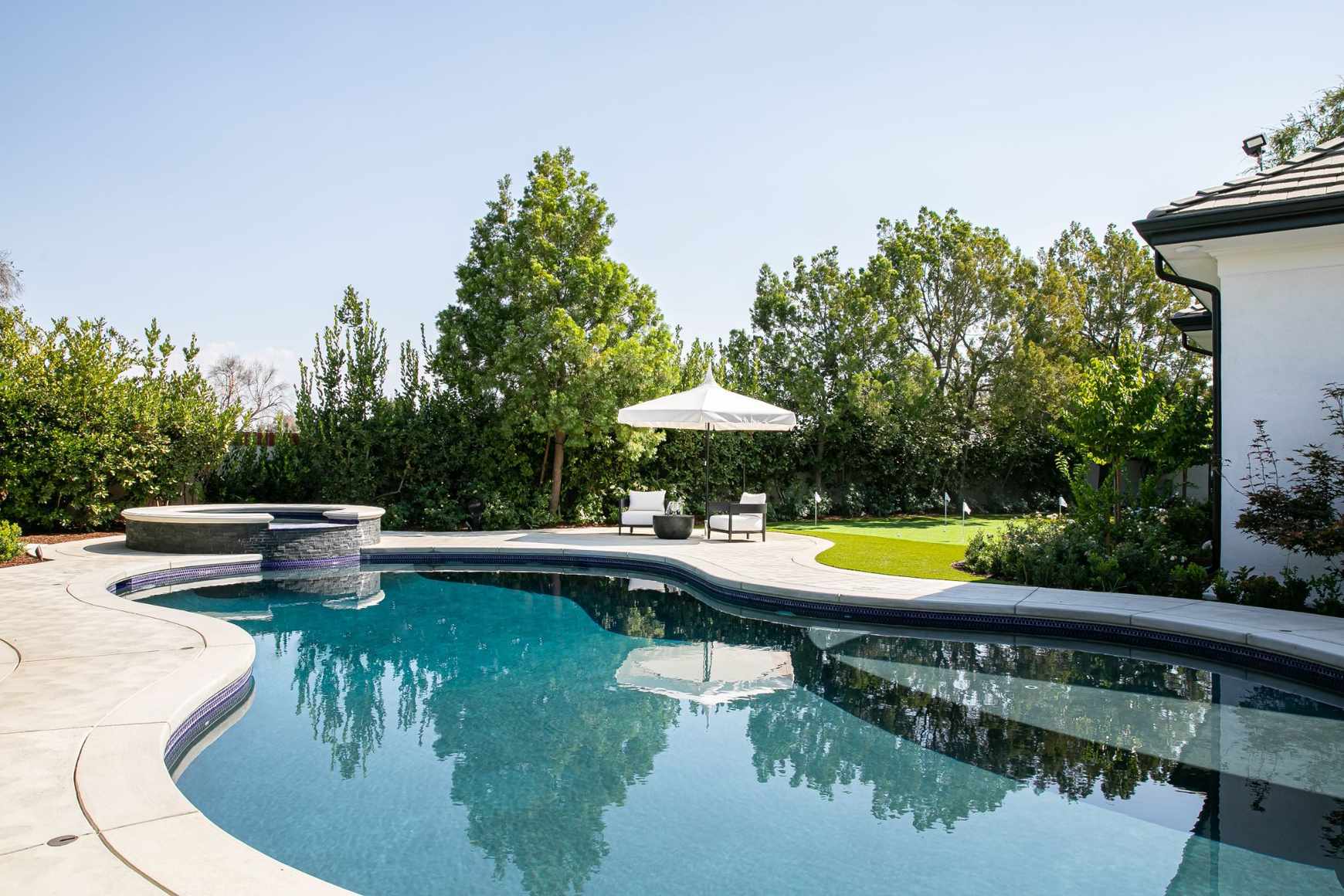 Pool landscaping ideas – the best materials, plants and lighting to use