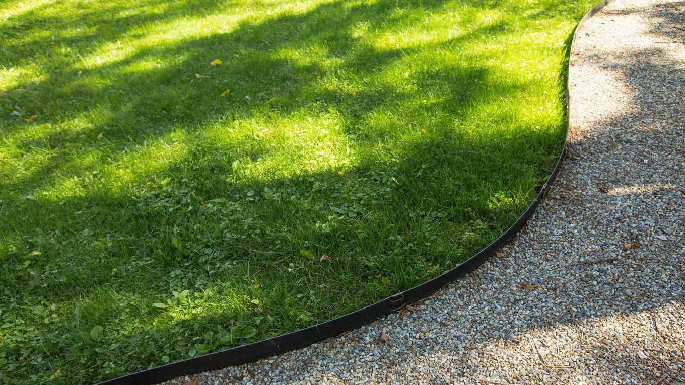 How to edge a lawn – 6 professional steps for an elegant, flawless finish