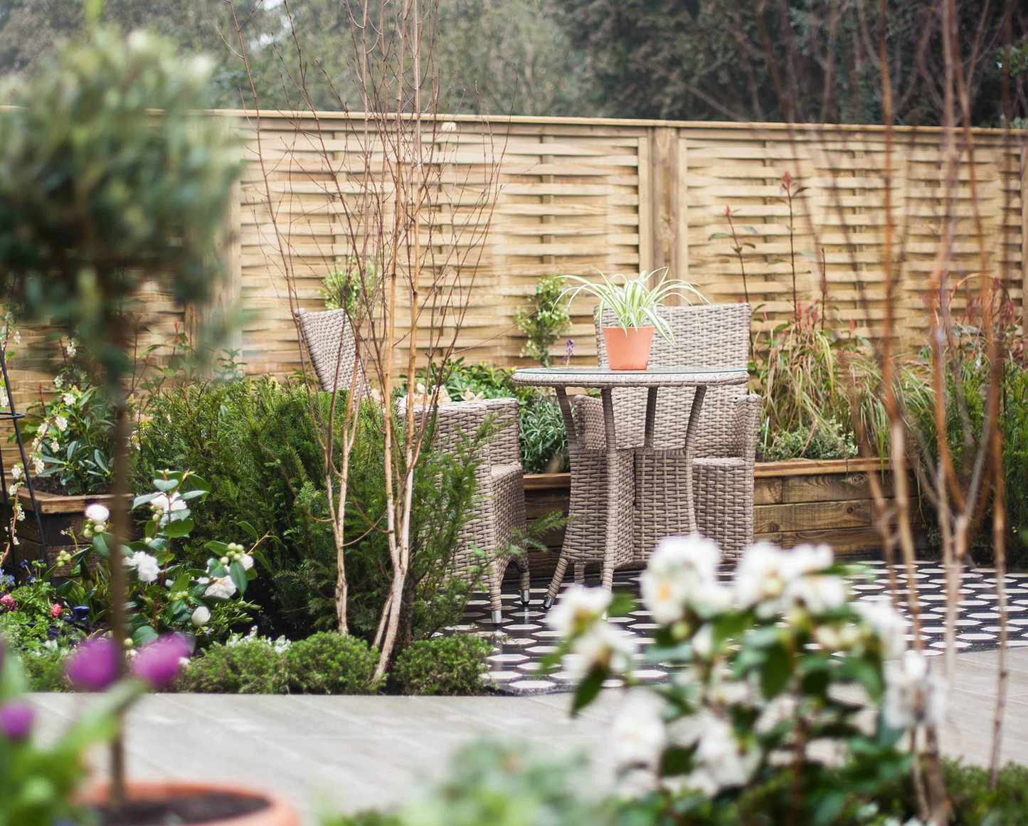 garden with hit and miss fencing and dining area