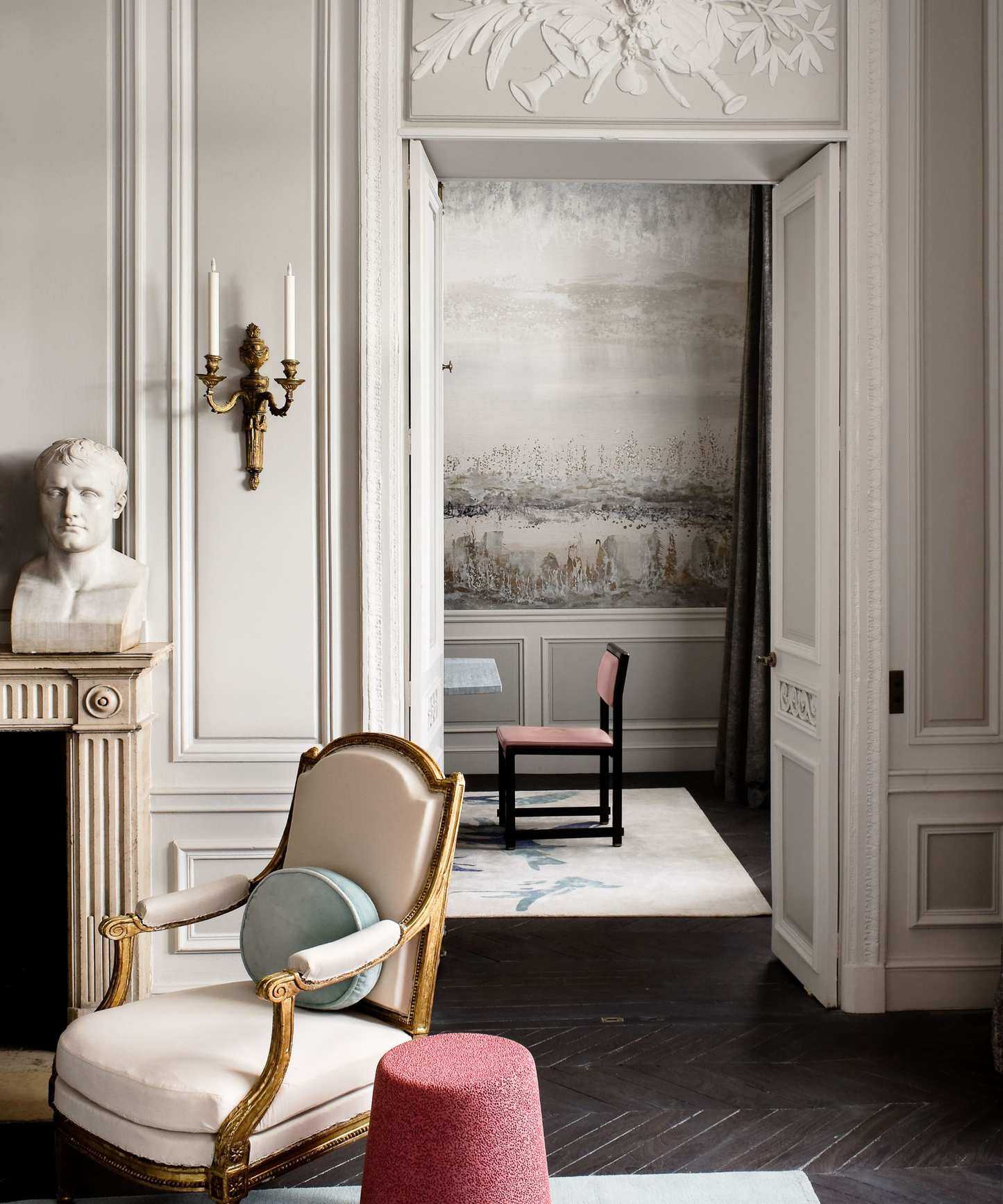 A modern room decorated in Regency-style furniture and a neutral color scheme with pops of color and gold