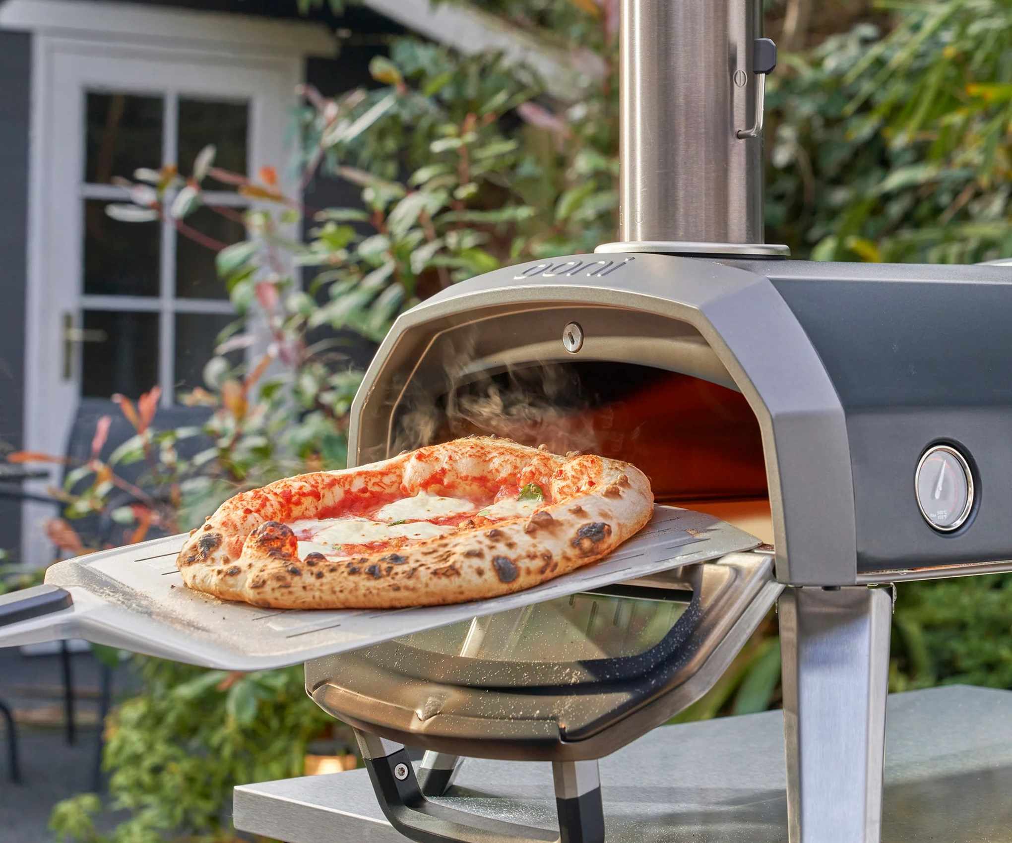 Making a pizza in the Ooni Karu 12G