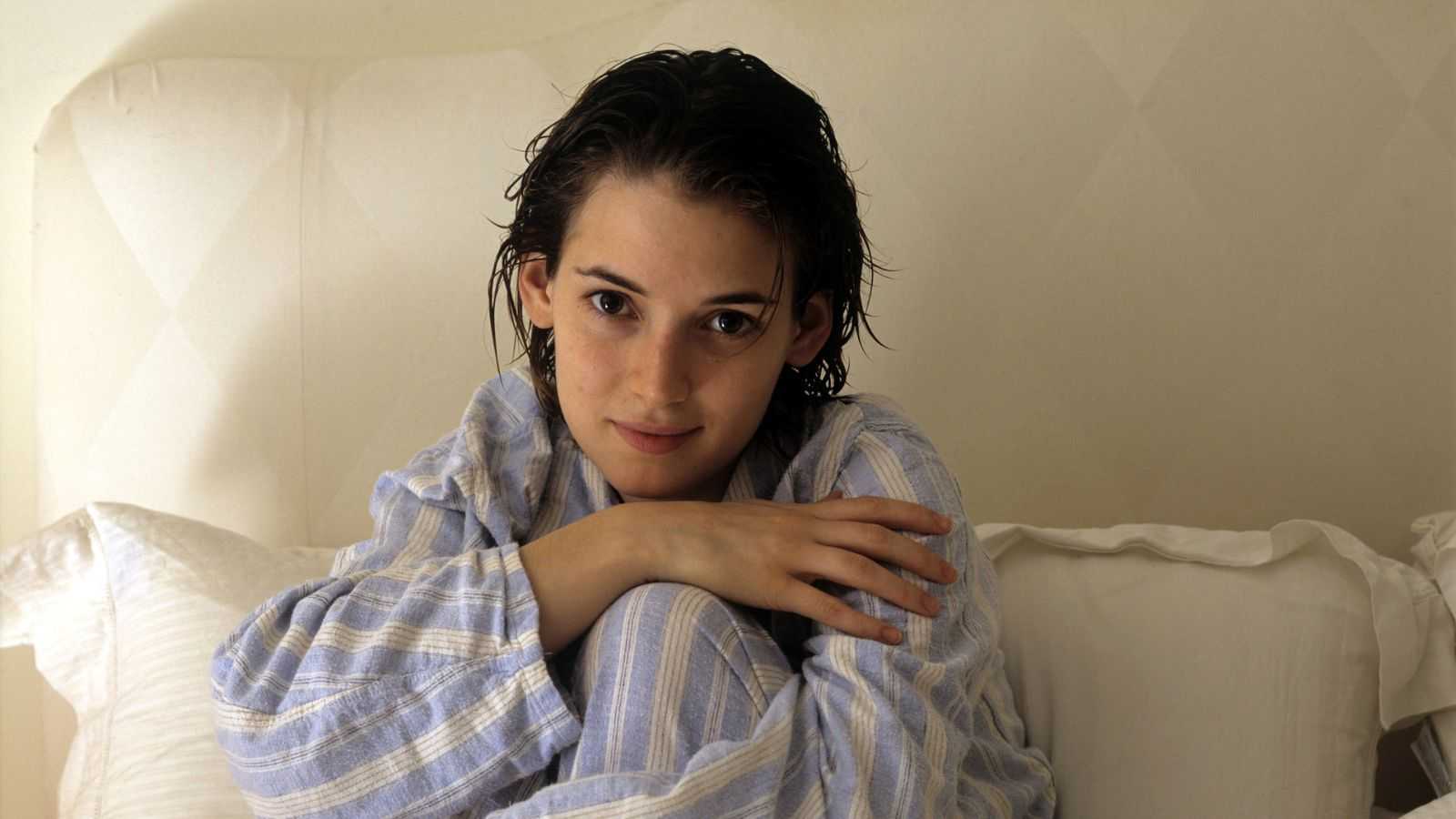 How Winona Ryder’s ’90s Bedroom Channeled Chic Minimalism Before Quiet Luxury Took Over