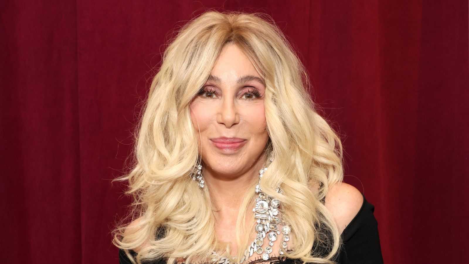 Cher Quietly Built a Timeless European Escape in Her 1960s Garden – And Why It Still Feels Decades Ahead of Its Time