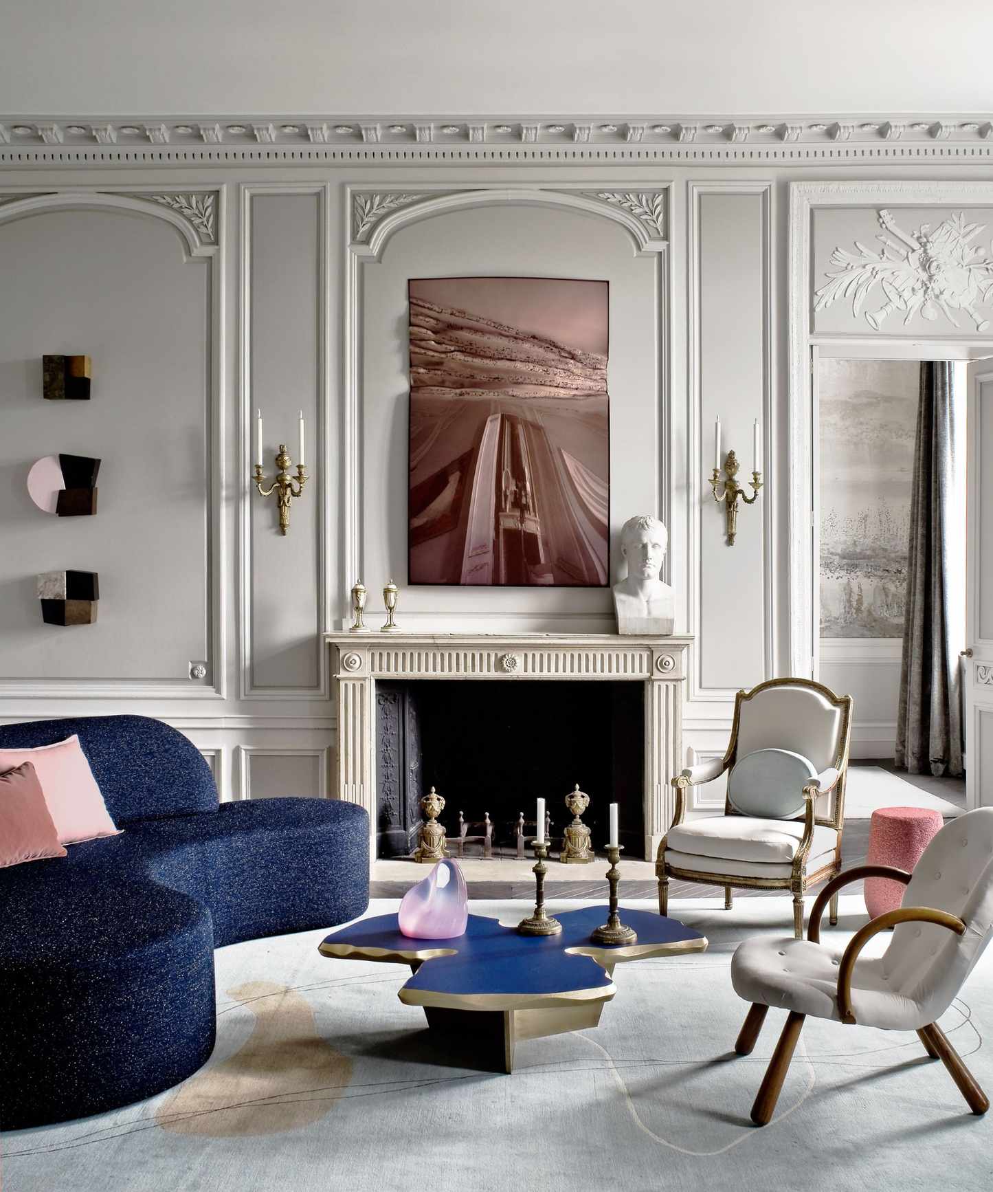 A modern room decorated in Regency-style furniture and a neutral color scheme with pops of color and gold