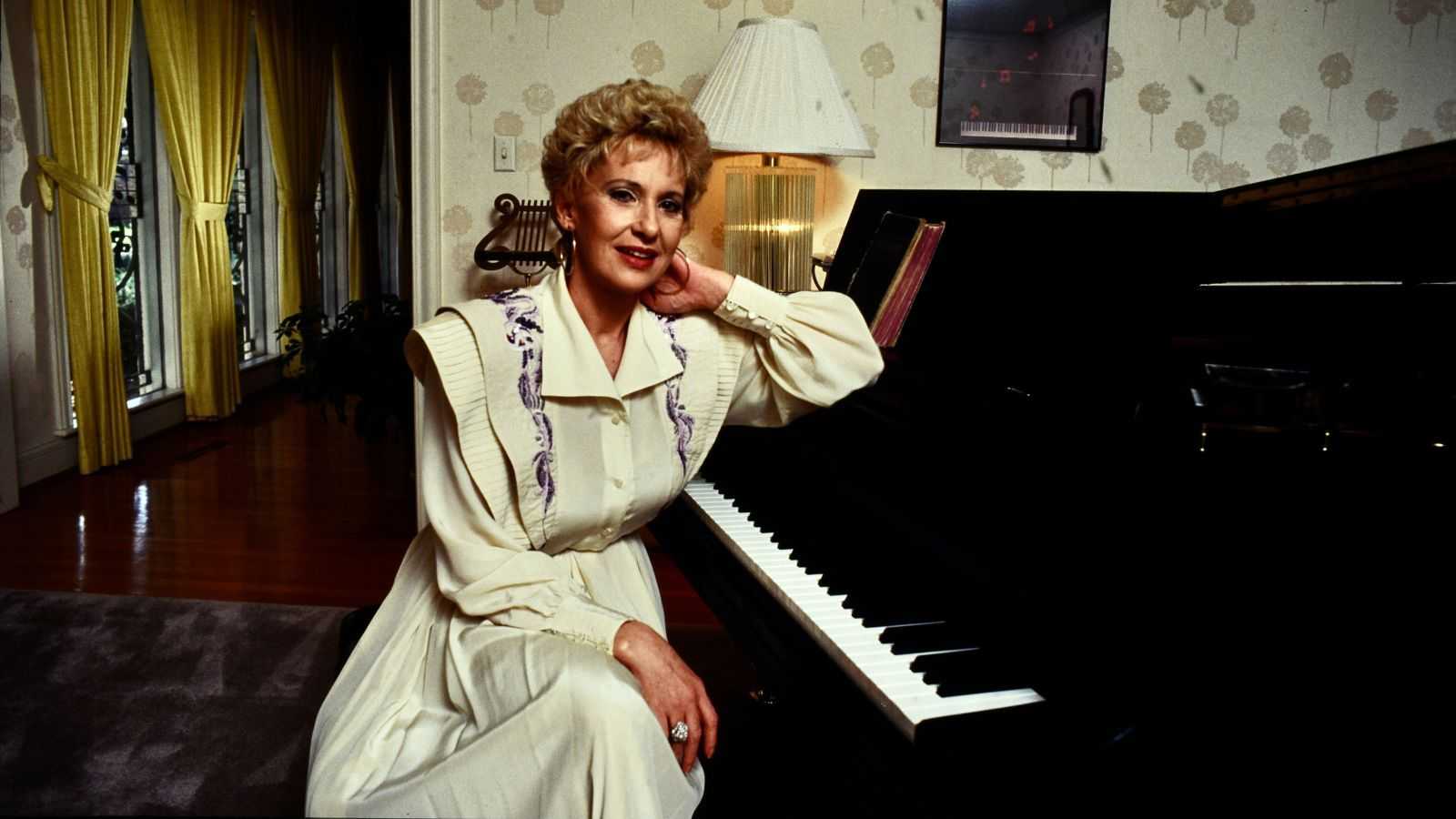 Yes, Black and Gray Do Go Together – Tammy Wynette's '80s Living Room Proves The Controversial Pairing Can Be Ultra-Chic