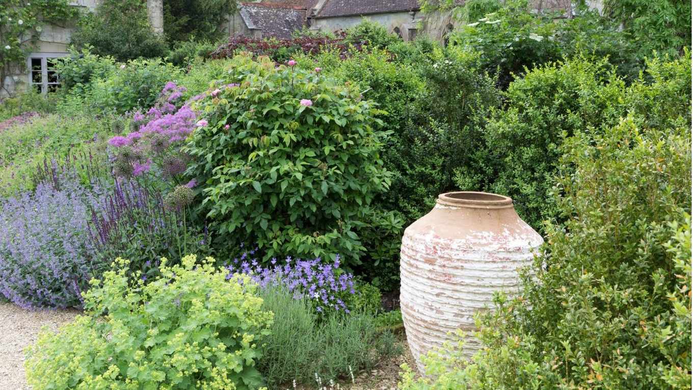 How to Fill the Bottom of a Large Planter Without Compost – Save Money and Effort With This Simple Trick