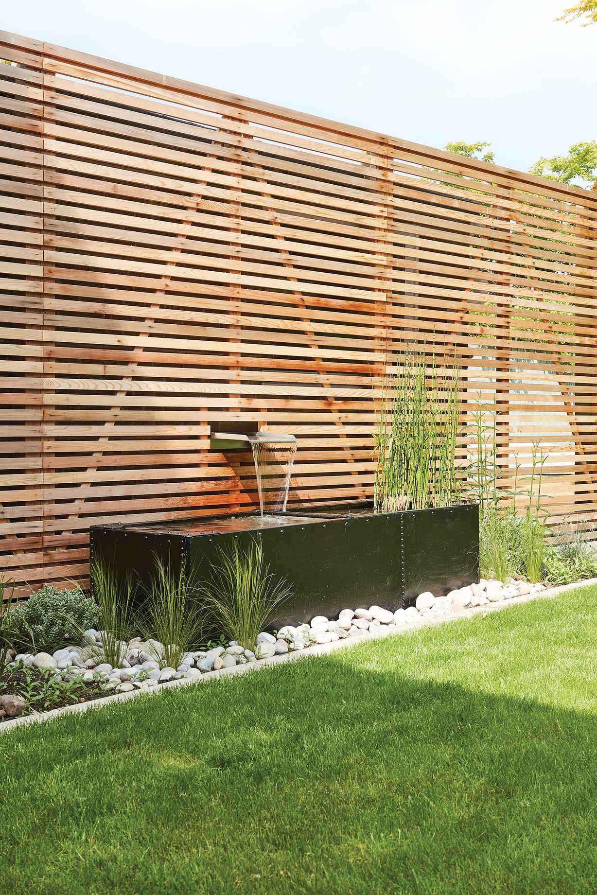 Modern horizontal garden fence with integrated water fountain