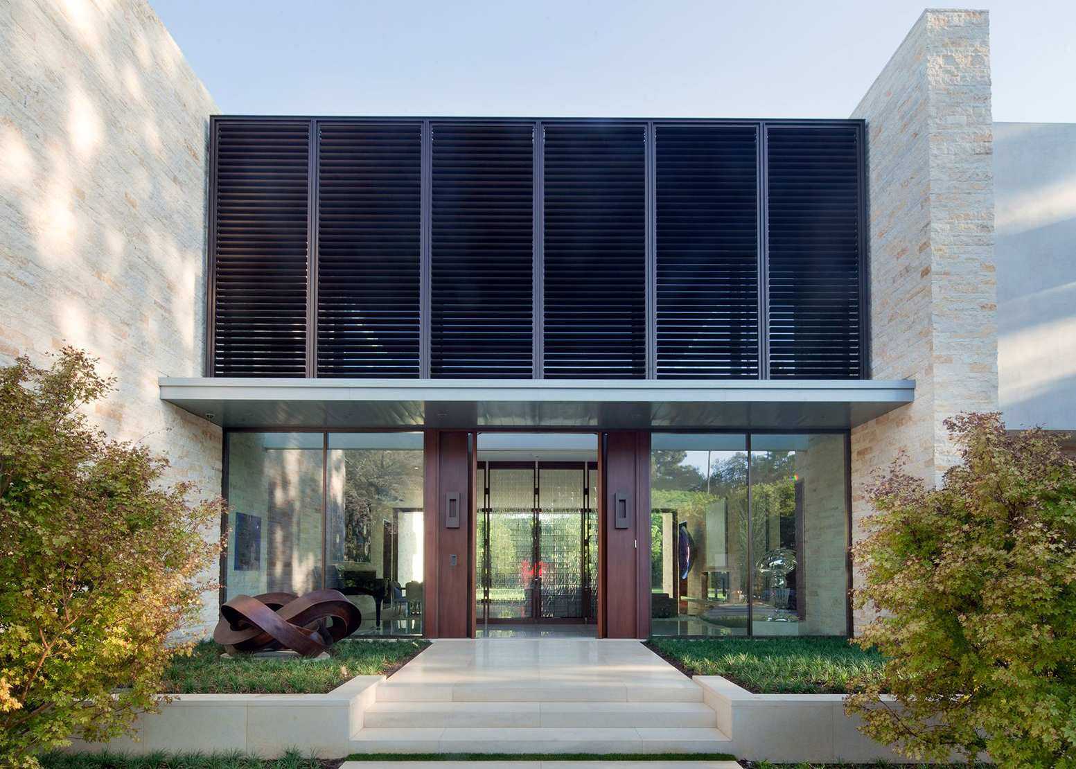 Modern front yard walkway ideas shown in a symmetrical design with lawn on either side.