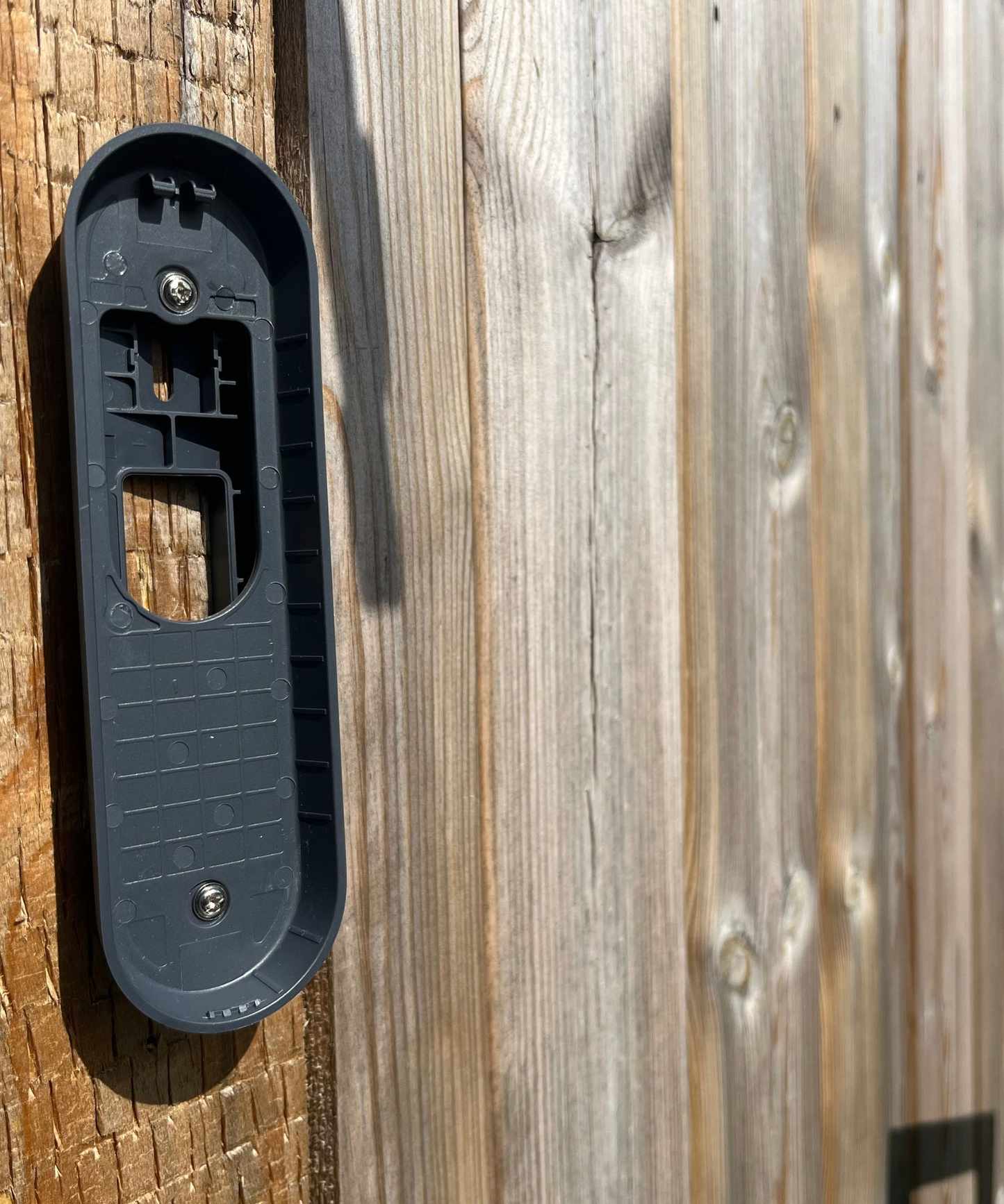 Mounting bracket and wedge is installed to the fence for testing the Reolink video doorbell (battery).